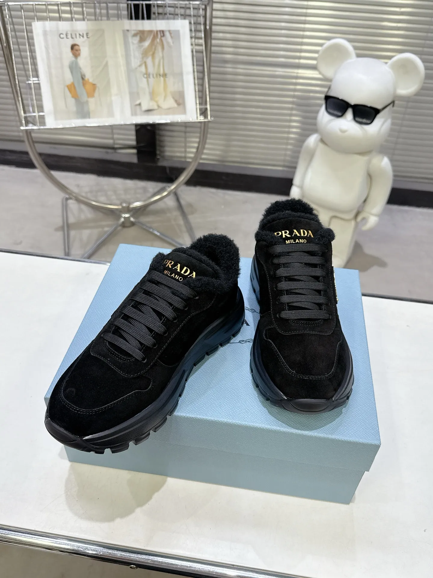 【PRADA】P: 660💰Couple style▪️Size: Women’s 35-40⚛Size: Men’s 39-44(45 customized) 2025 𝐬𝐬Prada’s new product, coming with strength! ❣️Many Internet celebrities have the same style, fashionable and versatile nice items, original shoes are developed and purchased from Italian counters, and are reproduced 1:1 according to the original taste. This year’s theme is not to be defined, embodying texture through simplicity💛From thick-soled sneakers to zigzag short boots to 2025 flat shoes, everything reveals a sure-fire momentum... It combines gentleness and handsomeness, the finishing touch for women❤️ Wear-resistant and ultra-light two-color outsole.